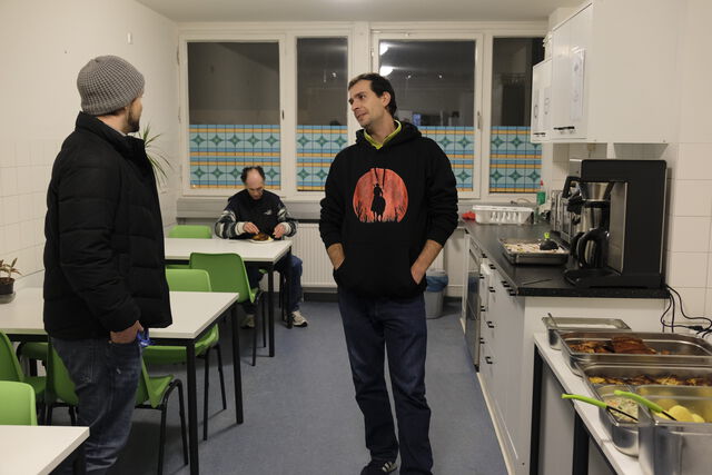 Alle treffen sich in der Küche. Das gilt auch bei uns.