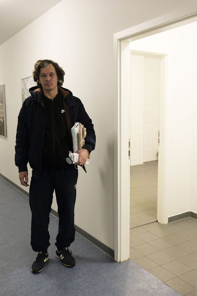 Unser Gast Thomas auf dem Weg in den Dusch­bereich.