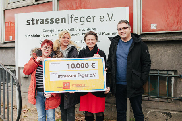 Dagmar, Tanja, Frau Steinecke und Samyr bei der Über­gabe gesammelter Spenden von der Brot­meisterei Steinecke.